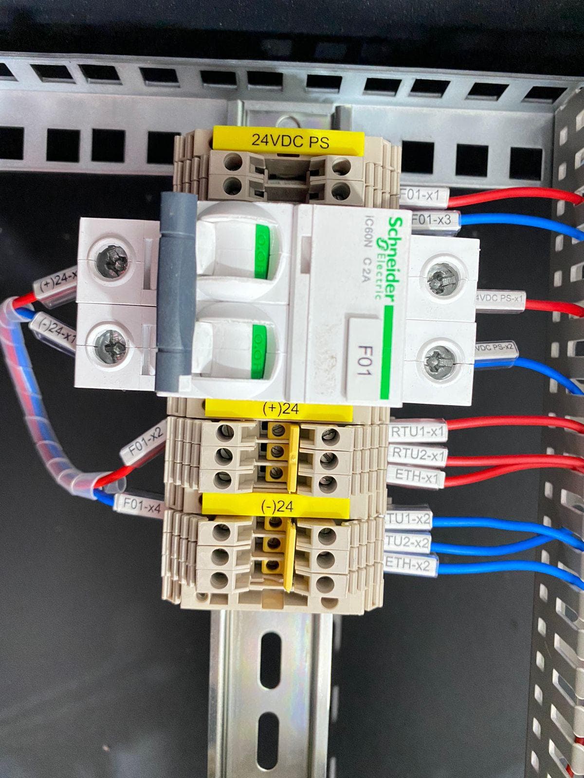 24VDC supply and RTU connections